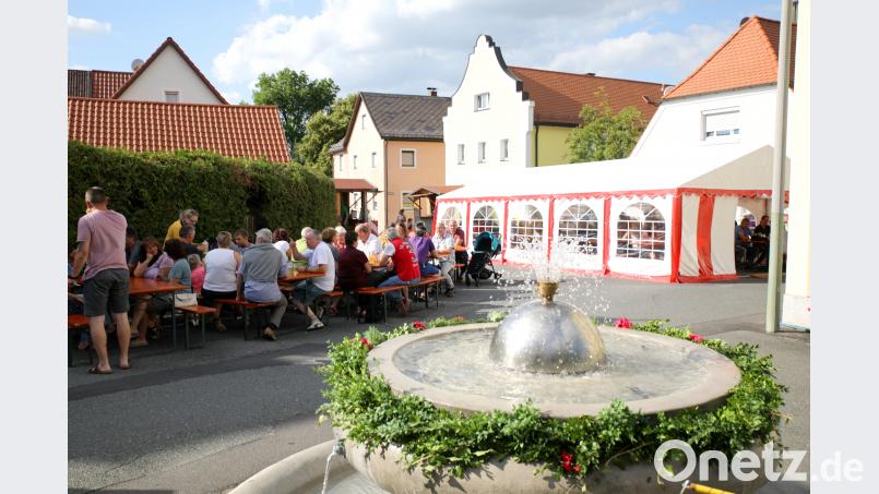 Rund um den Springbrunnen in der Pfarrgasse feierte die Siedlergemeinschaft ihr Brunnenfest. njn