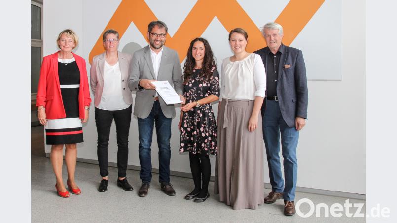 Tobias Riedl (Dritter von links) ist neuer Unterstützer im Förderkreis Deutschland-Stipendium. Hier übergibt er im Beisein von Vertretern der OTH eine Stipendien-Urkunde OTH Amberg-Weiden/exb