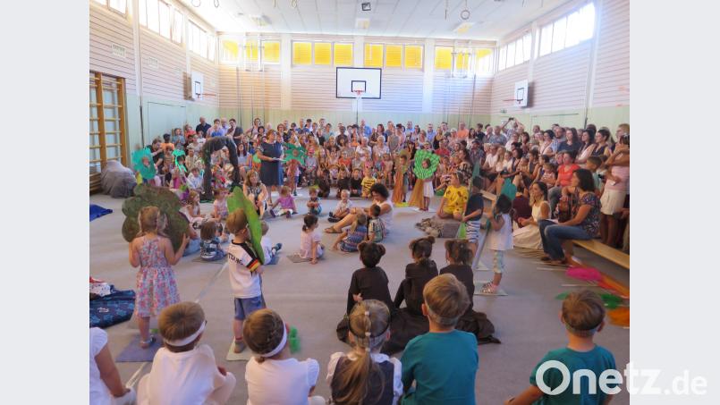 Leiterin Ulrike Hederer (stehend) dankte allen, die zum Gelingen des Sommerfestes beigetragen haben. JZK