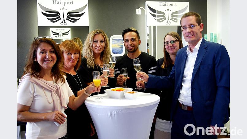 Mit seinem Hairport ist Osman Demirtas (Dirtter von rechts) vor Anker gegangen. R. Kreuzer