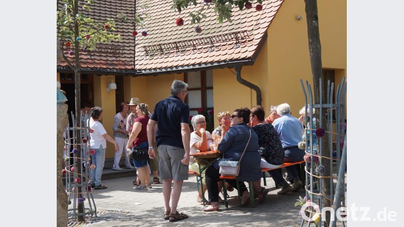 Kaffee und leckere Torten und Kuchen konnten vor dem Pfarrheim genossen werden. WEU