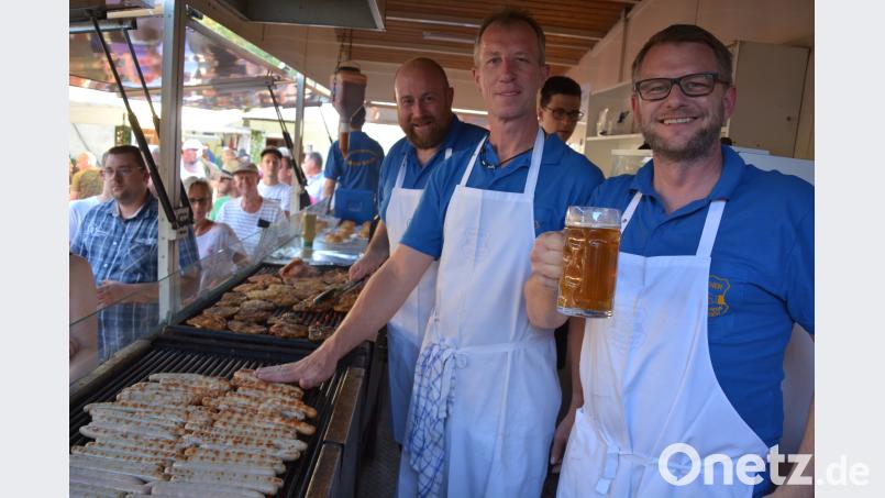 Heiße Arbeit im Grillstand. JR