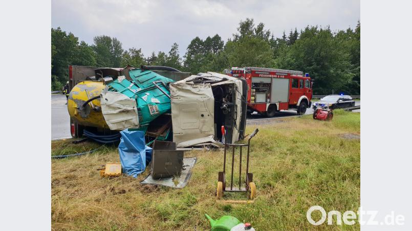 Stark deformiert wurde auch das Fahrerhaus des Lasters. Teile der &quot;Ladung&quot; ergossen sich im Straßengraben. mde