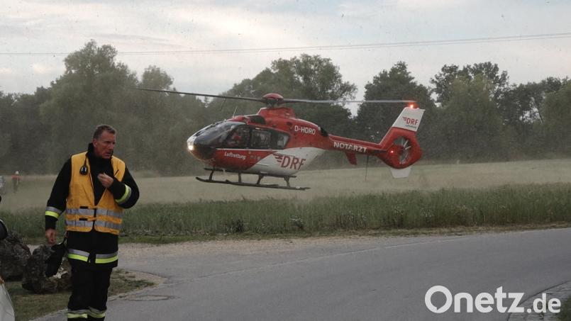 Zu einem schweren Arbeitsunfall kam es am Montagabend in Teublitz. Ein junger Mann wurde bei Abrissarbeiten von einer umfallenden Mauer erfasst. Auer, Alexander