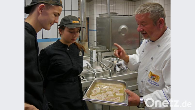Markus Schultes (rechts) erklärt, auf was es bei den Details ankommt. tr