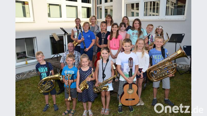 Fröhliche junge Musikanten spielen sich schnell in die Herzen des Publikums. fjo