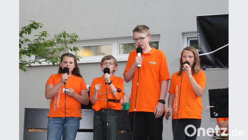 Die Sänger des Unterstufenchors verzogen keine Miene beim Vortrag ihres Small Talks. lg