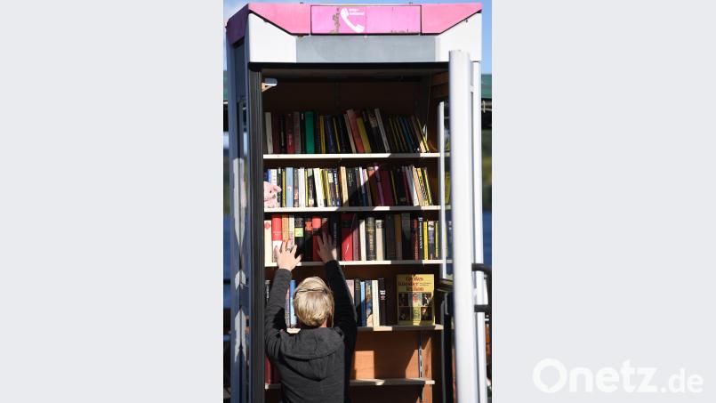 Bücher können auch in eine ausgediente Telefonzelle eingeräumt werden. Foto: Ralf Hirschberger/dpa