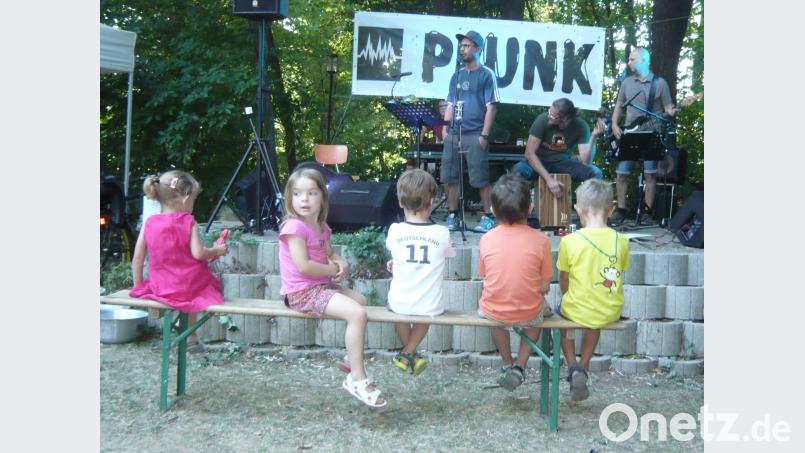 Auf dem Parkfest formiert sich schon der Nachwuchs-Fanclub der Band Plunk. sgg