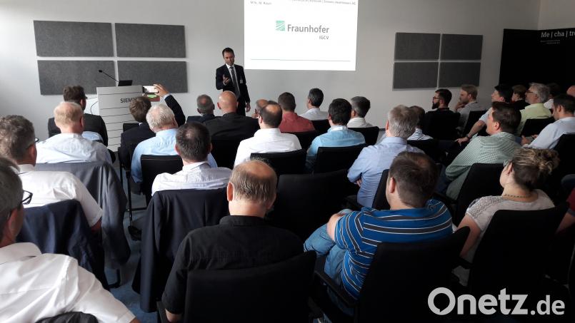 Professor Dr.-Ing. Stefan Braunreuther erklärt Unternehmern und Führungskräften die &quot;datengetriebene Produktion&quot;. EXB