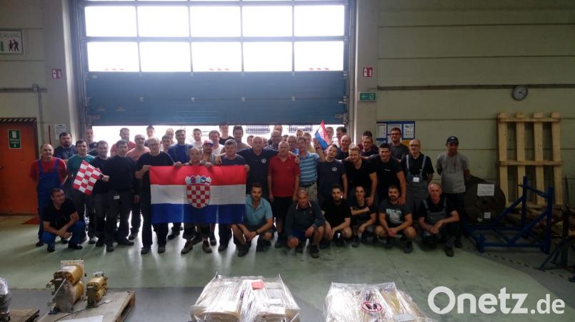 Auch Mrkonjics kroatische Arbeitskollegen bei der Monting GmbH in Luhe-Wildenau hoffen auf den Finaleinzug. exb