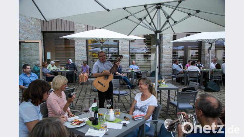 Musikalische Begegnungen beim Weinabend im Johannisthal. Immer wieder greift Direktor Manfred Strigl selbst in die Seiten und animiert die Gäste zum Mitsingen. RW