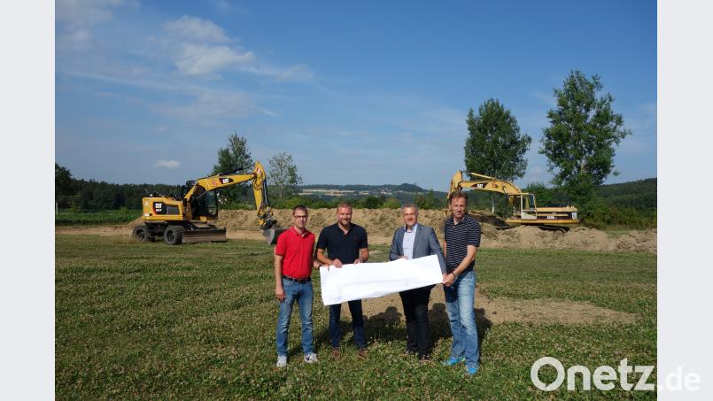 Sie informierten über die Erweiterung des Baugebiets Griesäcker in Pleußen (von links): Bauamtsleiter Thomas Grillmeier, Johannes Schaumberger vom gleichnamigen Tiefbauunternehmen, Bürgermeister Roland Grillmeier und Robert Ernstberger vom Ingenieurbüro Bork. lnz