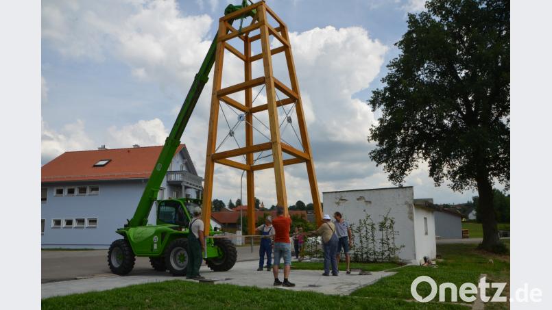 Die Bauphase des Glockenturms in Unterlind geht nun in die Endphase. Am Montag nahm die Holzkonstruktion den Platz ein. Die Helfer manövrieren das Bauwerk in die dafür vorgesehenen Fundamentöffnungen. dob