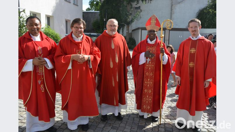 Die Geistlichen vor dem Einzug in die Stadtpfarrkirche (von links): Pfarrer Dr. Cyprian Anyanwu, Pfarrer Günter Müller, Stadtpfarrer Anton Witt, Bischof Moses D. Prakasam und Kaplan Andreas Schinko. jr