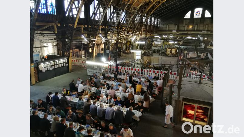 Ein Höhepunkt war der Hüttenabend; später durften die Teilnehnehmer der Tagung die Farbglasschmelze miterleben. exb