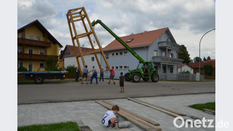 Die Bauphase des Glockenturms in Unterlind geht nun in die Endphase. Am Montag nahm die Holzkonstruktion den Platz ein. dob
