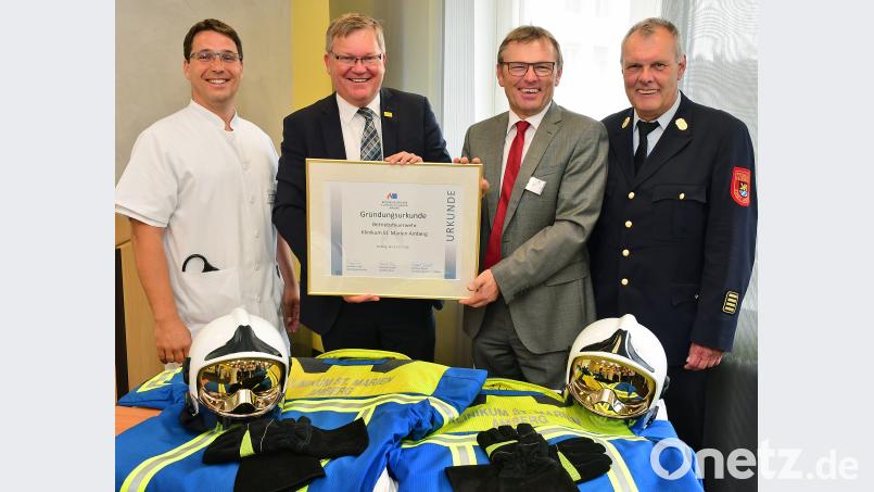 Marc Bigalke, OB Michael Cerny, Klinikumsvorstand Manfred Wendl und Stadtbrandrat Bernhard Strobl (von links) freuen sich über die Gründung einer neuen Betriebsfeuerwehr in St. Marien, die per Urkunde besiegelt wird. Sechs neue Brandschutzjacken samt Helmen sollen die Mitarbeiter bei einem Ersteinsatz zum Beispiel bei der Evakuierung von Patienten schützen, bevor dann die Freiwillige Feuerwehr eintrifft und die Brandbekämpfung übernimmt. Petra Hartl