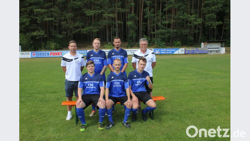 Der SC Schwarzenbach begrüßt sieben Neuzugänge in seinen Reihen. Hinten von links: Trainer Uwe Salfer, Andreas Stemmler, Florian Kuschel und Sportlicher Leiter Rainer Flierl; Vorne von links: Marcello Siemski, Dominik Schubert, Thomas Fremuth. Es fehlen Benjamin Wörle, Joshua Larsen. sne