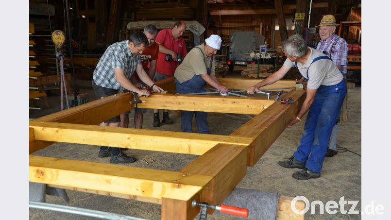 Die Bauphase des Glockenturms in Unterlind geht nun in die Endphase. Am Montag wurde die Holzkonstruktion bei der Holzbaufirma Schmid zusammengeschraubt. Der frühere Seniorchef der Vorgängerfirma Eckl (rechts), Zimmerermeister Hans Eckl, gibt fachgerechte Anweisungen. dob