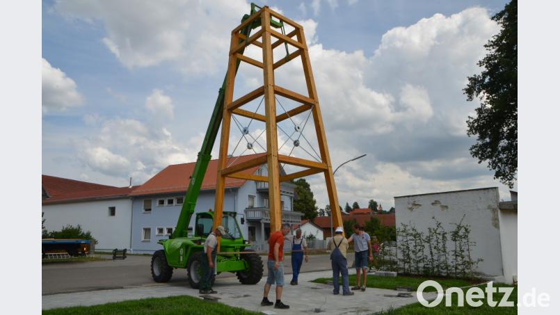 Die Bauphase des Glockenturms in Unterlind geht nun in die Endphase. Am Montag nahm die Holzkonstruktion den Platz ein. dob