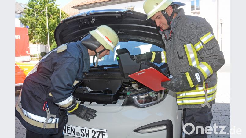 Bei einem Unfall soll die Stromversorgung von E-Autos automatisch gekappt werden. Mit Hilfe technischer Datenblätter wissen die Rettungskräfte bei einem Unfall schnell, wo die Leitungen liegen, die Batterie sitzt und wo sie hinlangen müssen. Gabi Schönberger