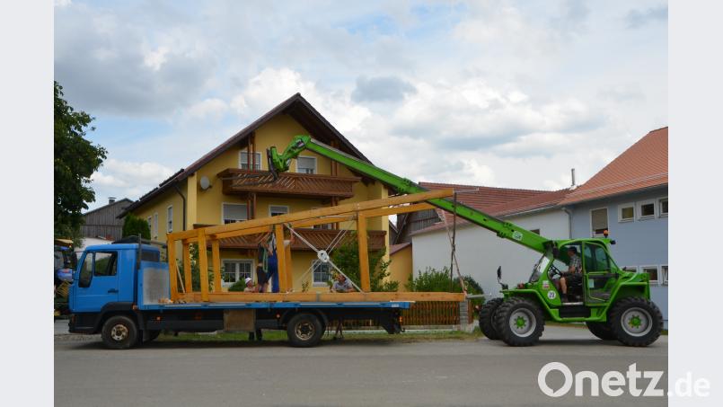 Die Bauphase des Glockenturms in Unterlind geht nun in die Endphase. Am Montag nahm die Holzkonstruktion den Platz ein. dob