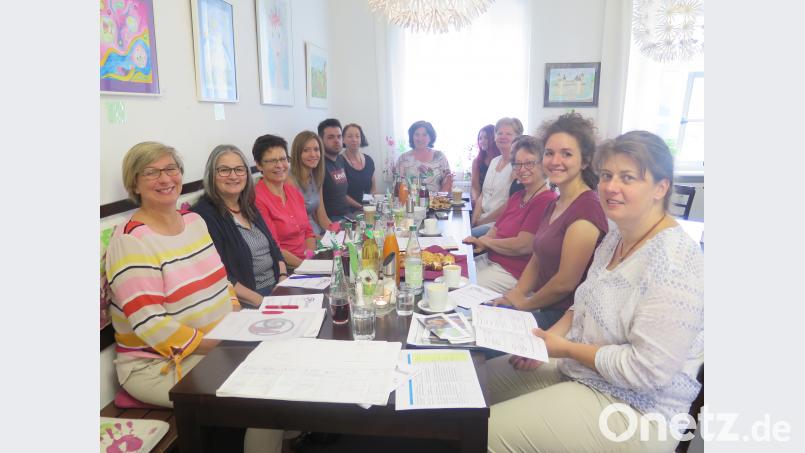 Im Familienzentrum Mittendrin leitet Marianne Fütterer (Dritte von rechts) das Treffen der Fachkräfte für „Frühe Hilfen“ im Landkreis Tirschenreuth. JZK