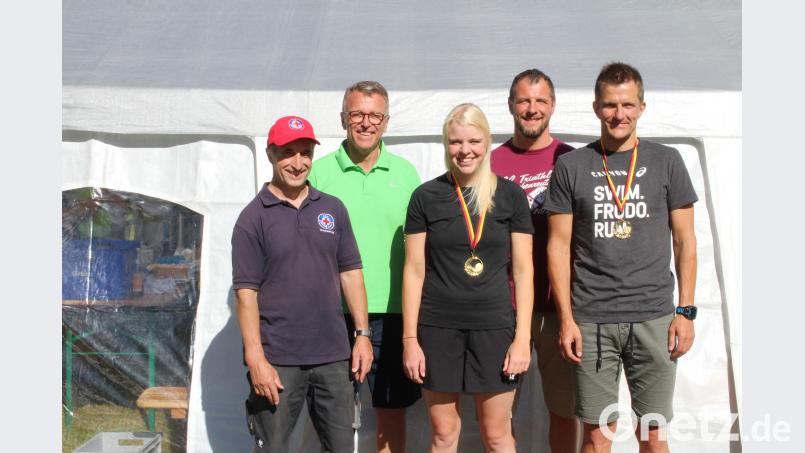 Zum dritten Mal in Folge ist Matthias Eckmeyer (rechts) Triathlon-Stadtmeister. Mit einer Zeit von 45:07 Minuten ist er zudem Gesamtsieger. Simone Bayer ist neue Stadtmeisterin. Es gratulierten (von links) WW-Vorsitzender Ralf Püschner, Bürgermeister Franz Stahl und Sport- und Jugendbeauftragter Huberth Rosner, der selbst am Triathlon teilnahm. hä