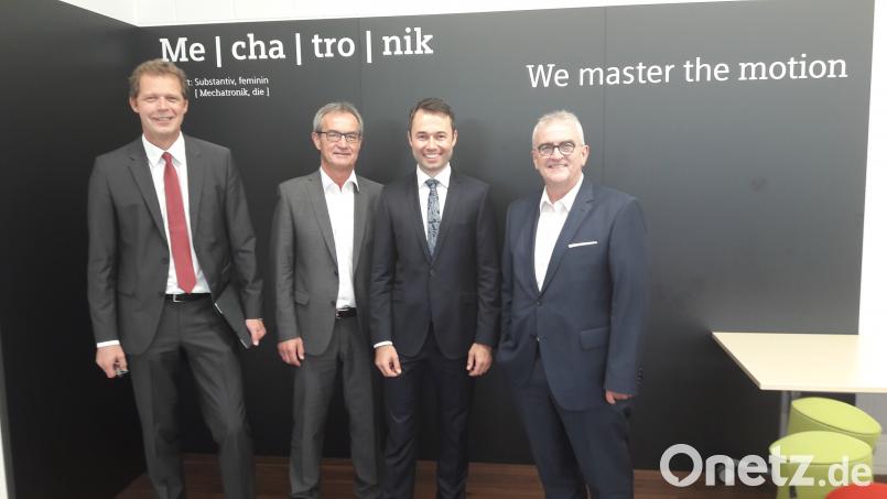 Zuhörer beim Vortrag von Professor Dr.-Ing. Stefan Braunreuther (Zweiter von rechts) sind auch Siemens-Standortleiter Alfred Koch, Bürgermeister Werner Nickl und Professor Dr. Franz Magerl (von rechts). EXB