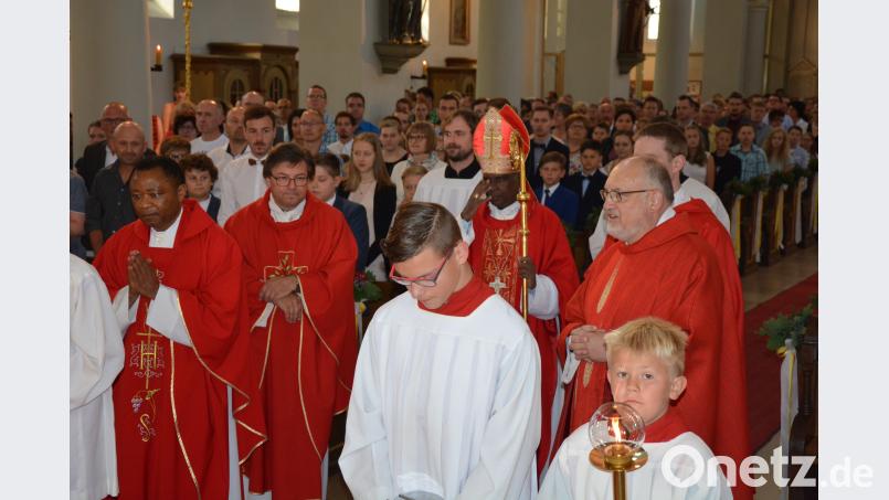 Die Geistlichen um Bischof Moses beim Einzug in die voll besetzte Stadtpfarrkirche. jr