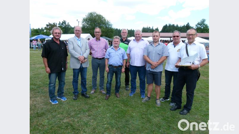 Von rechts: Schirmherr Karl Lorenz erhielt viele Informationen über den Deutschen Schäferhund durch Landesgruppenvorsitzenden Klaus Dworschak,, Ortsvereinsvorsitzenden Michael Siegler, Landesgruppenzuchtwart Erich Bösl, Schauleiter Manfred Kausler und weitere Wertungsrichter rn