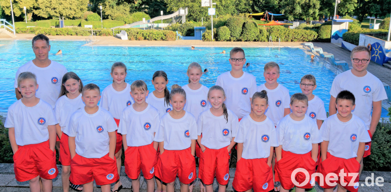 Die Mitglieder der neuaufgebauten Jugendgruppe der Pleysteiner Wasserwacht mit Ortsgruppenleiter Martin Haberkorn (links) und Jugendleiter Christoph Müllhofer (rechts) freuen sich auf ihre Aufgaben. tu