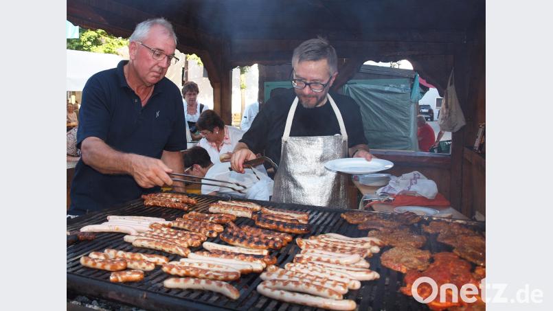 Bratwürstel und Steaks waren gefragt. Schweißtreibend war die Arbeit am Grill. SÖN