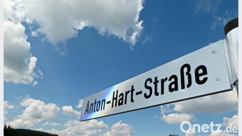 Das Straßenschild unter weiß-blauem Himmel. exb