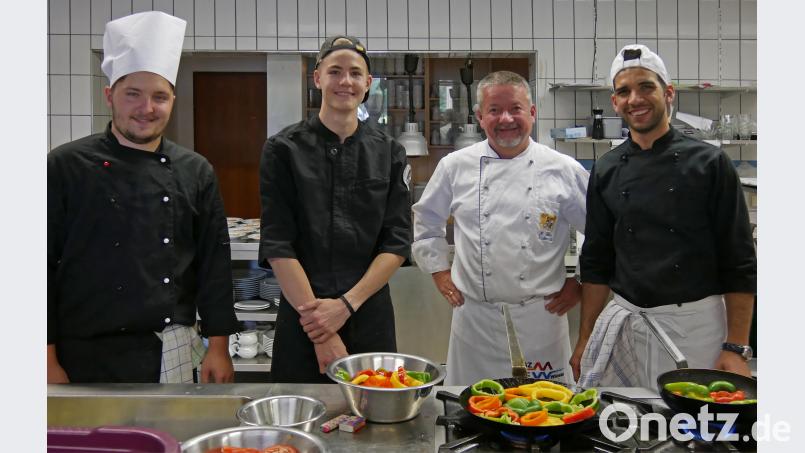 Die Teilnehmer des Wettbewerbs von links, Bruno Mischik und Dominik Rosner sowie rechts Mohammed Toman zusammen mit ihrem Ausbilder Küchenmeister Markus Schultes, Zweiter von rechts. tr