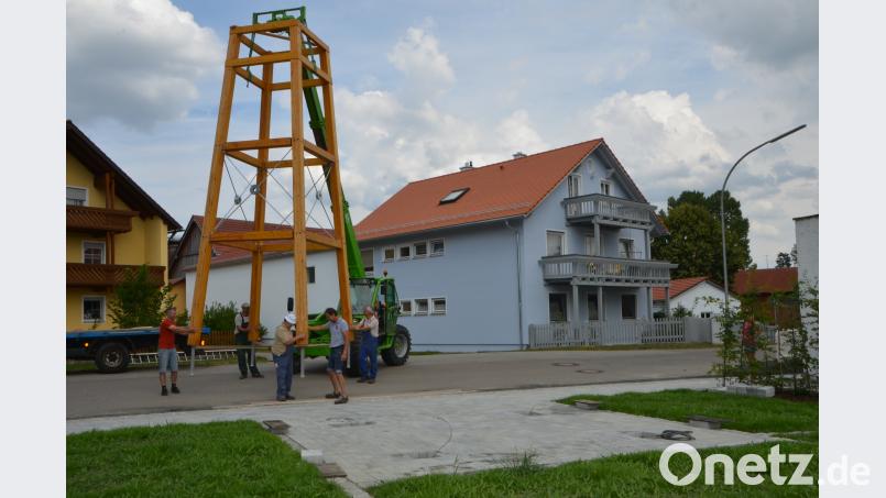 Die Bauphase des Glockenturms in Unterlind geht nun in die Endphase. Am Montag schwebte die Holzkonstruktion ein. dob