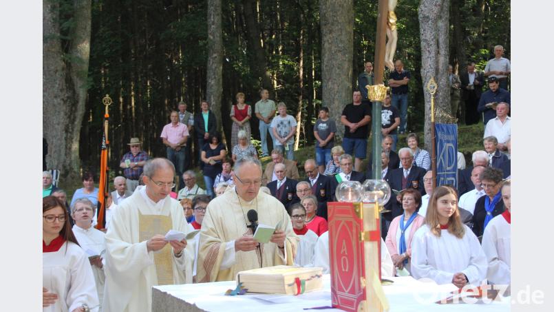 Regionaldekan Georg Flierl und Pfarrer Johann Hofmann zelebrierten den Gottesdienst an der Steinbergkirche. kro