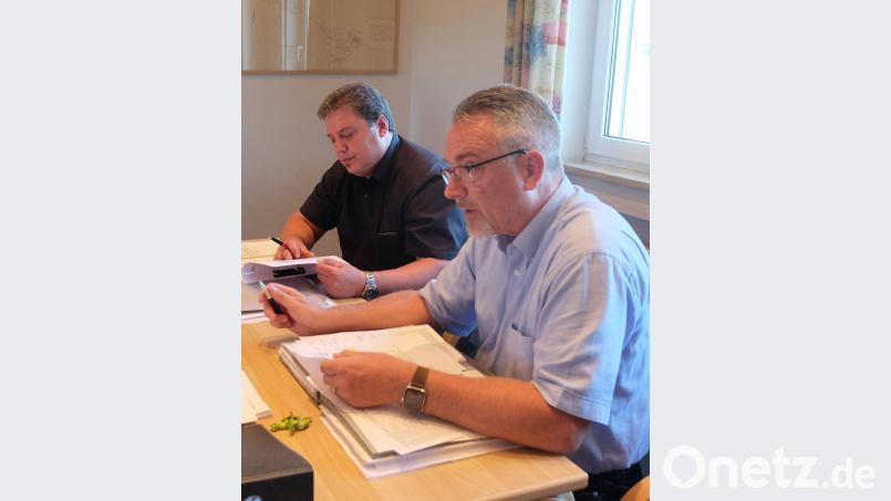 Der Kämmerer der Verwaltungsgemeinschaft Schwarzenfeld, Thomas Krapf (rechts), erläuterte im Beisein von Vorsitzenden Hans Gradl den Haushaltsplan 2018 des Zweckverbandes zur Wasserversorgung der Pretzabrucker Gruppe im Sitzungssaal des Wasserwerks Asbach. ohr