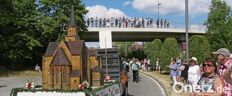 Von der Brücke über den Bahngleisen haben die Zuschaer den perfekten Blick auf den St. Johannis Dom zu Nabburg. tr