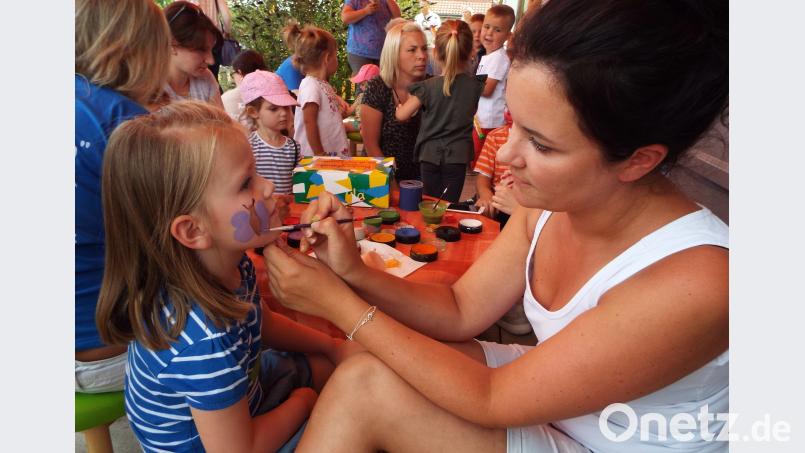 Tiger oder Schmetterling: Die Kinder können ihre Gesichter bunt verzieren lassen. e