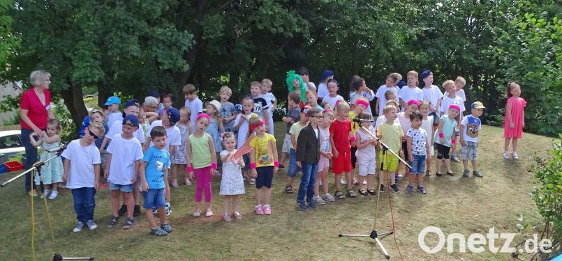 Beim Abschlusslied „Mein Kopf ist aus Gummi“ zeigten die Sänger des Kindergarten St. Wolfgang wie fit sie sind und Bewegung dem Körper guttut. RDO
