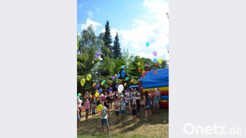 Lange blicken die Kinder den Ballons auf ihrem Weg in den Himmel nach und hoffen, dass die Karten gefunden und zurückgeschickt werden. jub