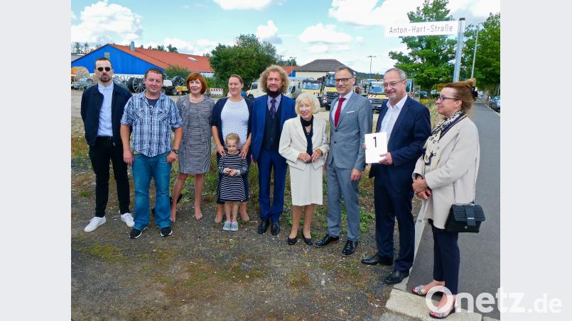 Die Familie Hart zusammen mit Bürgermeister Bernd Sommer (mit Hausnummernschild) nach der Enthüllung des Straßenschilds. exb