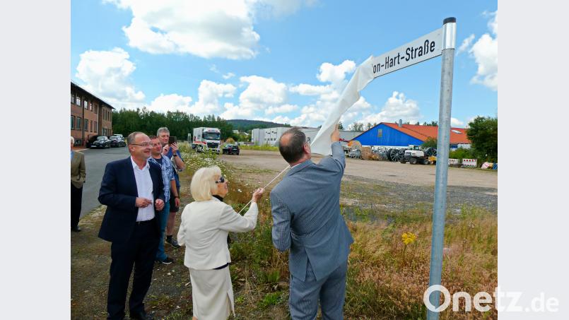 Felicitas Hart und Bürgermeister Bernd Sommer bei der Enthüllung des Straßenschilds. exb