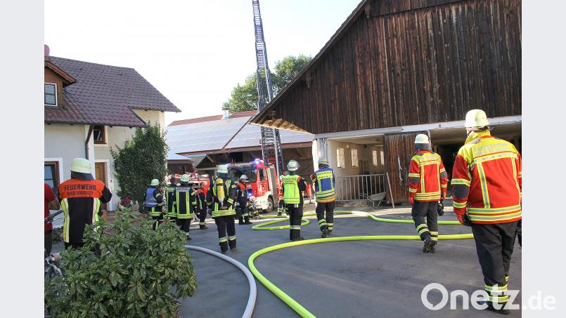 Geballte Löschkraft war im Haberlbauernhof aufgefahren. Geübte Schnelligkeit herrschte hier, bis alle Schlauchleitungen aufgebaut und die Löschwasserzufuhr gesichert war. boj
