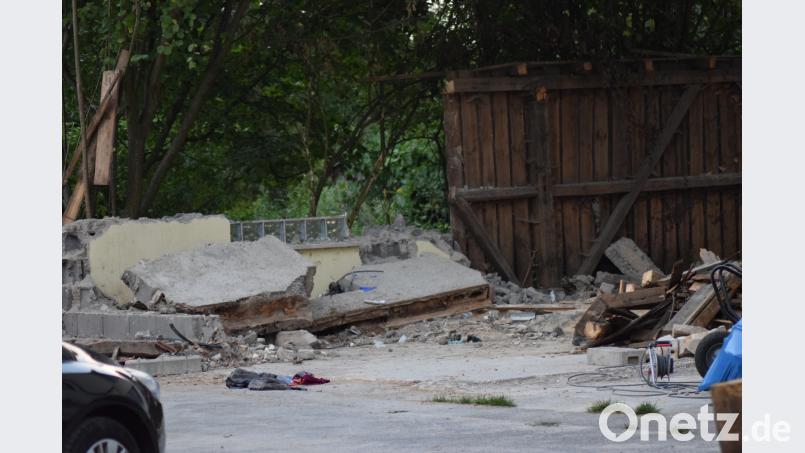 Zu einem schweren Arbeitsunfall kam es am Montagabend in Teublitz. Ein junger Mann wurde bei Abrissarbeiten von einer umfallenden Mauer erfasst. jma