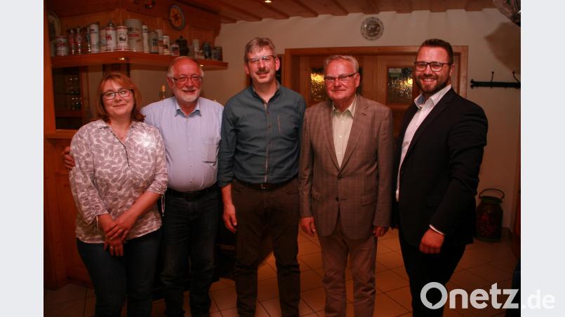Für ihre Treue zur Orts-CSU wurden Robert Bauer und Gerhard Pöschl (3. bzw. 4. von links ausgezeichnet. Es gratulierten Vorsitzender Matthias Grundler (rechts) und Bürgermeister Herbert Bauer (2. von links). Neumitglied Brigitte Bauernfeind (links) schloss sich den Glückwünschen an. wro