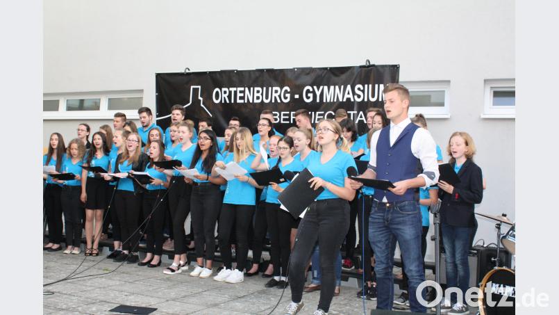 Einer der Beiträge des OGO-Chors entstammte dem modernen Musical &quot;Hamilton&quot; von 2015. Heinz Dettmann (Zweiter von rechts) präsentierte souverän einen Solopart. lg