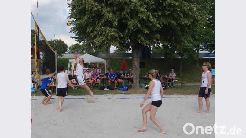 Heiß umkämpft waren viele Matches beim Beachvolleyball-Turnier der DJK Ensdorf. tra